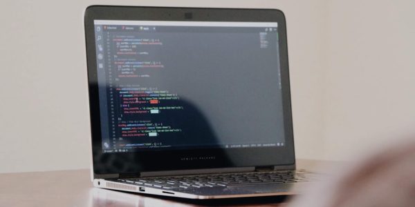 Freelancing w no-code: rozwój bez kodowania 11 Photo Laptop with code